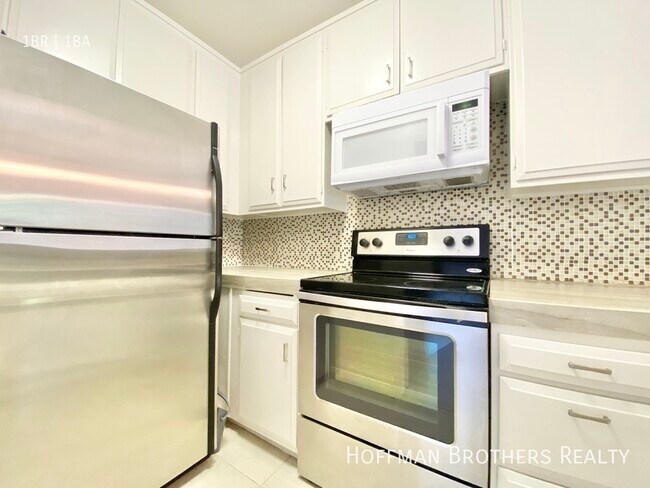Building Photo - 2108 S Bentley Ave