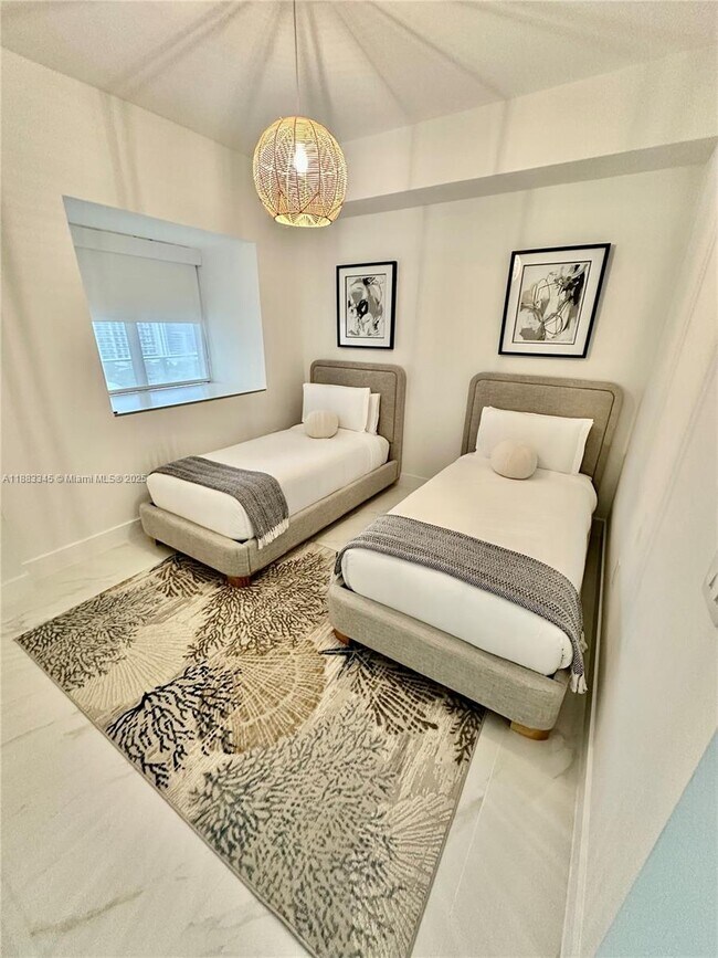Foto del edificio - 700 NE 24th St