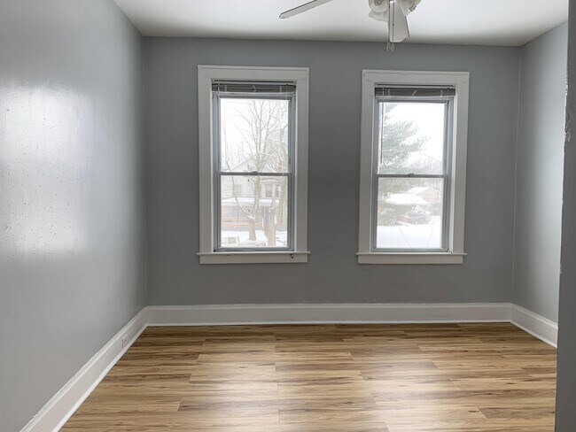 Foto del edificio - 322 Woodlawn Rd