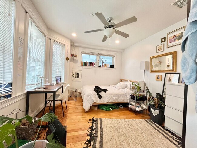 Building Photo - Gorgeous five bedroom in Allston