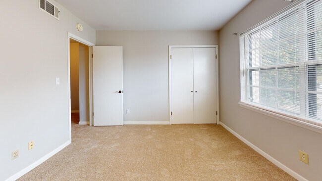 Foto del edificio - 2645 Southbury Cir