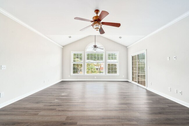 Foto del edificio - Luxury Living in Mt. Pleasant’s Ellington ...