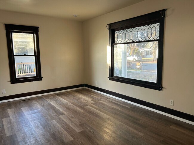 Building Photo - Freshly Updated 4 Bedroom/ 1 Bathroom House