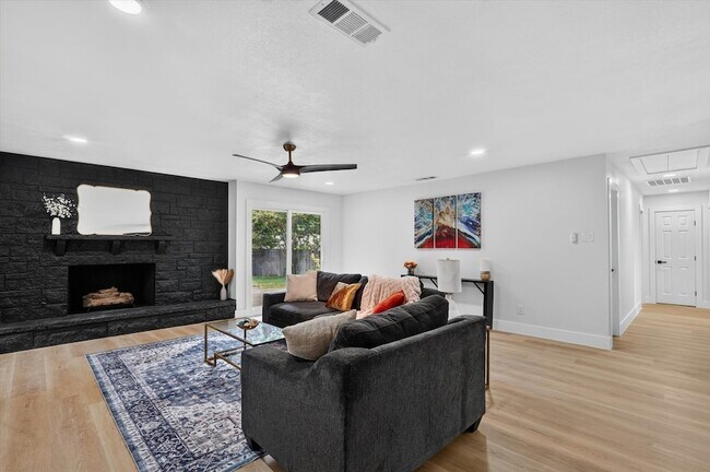 Foto del edificio - 1104 Westwood Dr