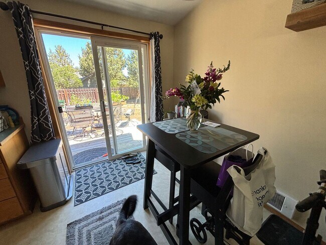 Building Photo - Spacious 3BR/2BA Home in Bend with Vaulted...