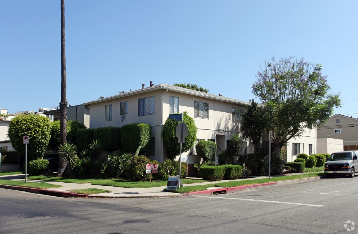 Primary Photo - 11825 Iowa Ave