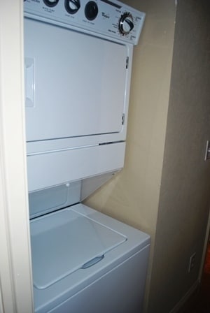 Building Photo - 2 bedroom, 1 bath condo near west side campus in University Heights