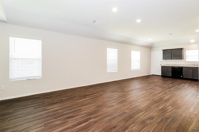 Building Photo - 2157 Middle Rdg Dr