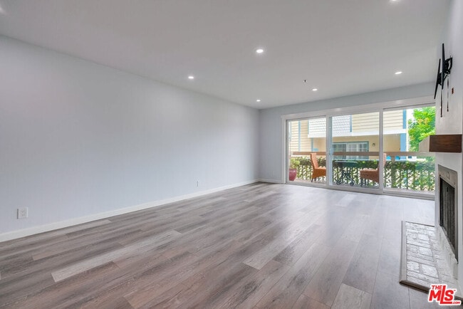 Foto del edificio - 230 S Catalina Ave