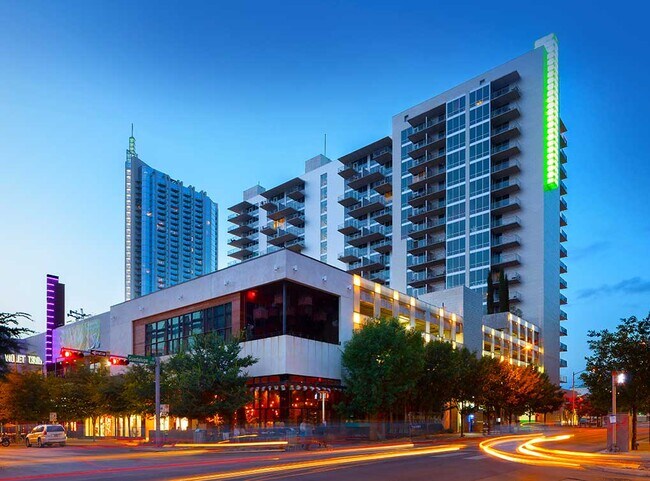 Foto del edificio - We Were Three Streets Into Austin When a G...