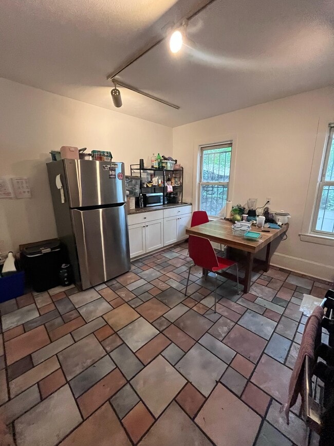 Building Photo - 731 Parker St