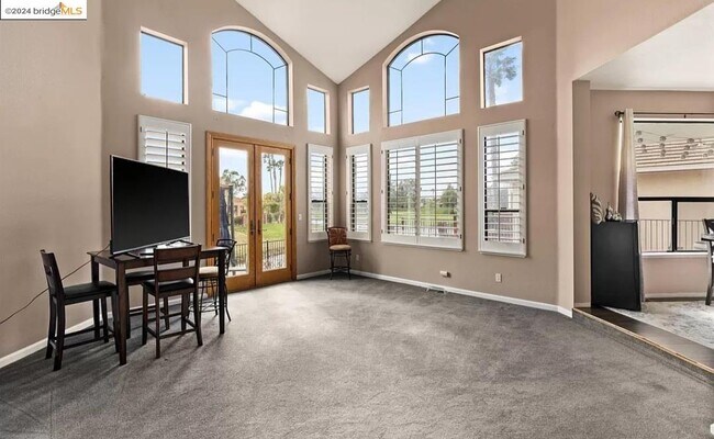 Building Photo - 5640 Edgeview Dr