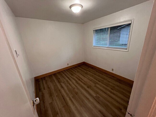 Building Photo - 2 Bedroom/ 1 Bath Unit in Mapleton, OR- Av...