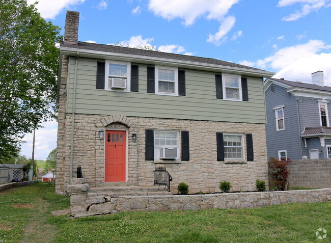 Building Photo - 210 W Poplar St