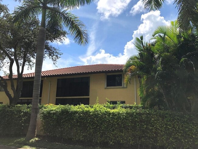 Building Photo - 100 Pelican Pointe Dr