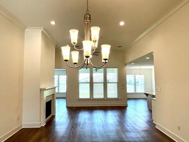 Foto del edificio - Beautiful 4 bedroom with Lake views. $500 off first month with 30 day move in**