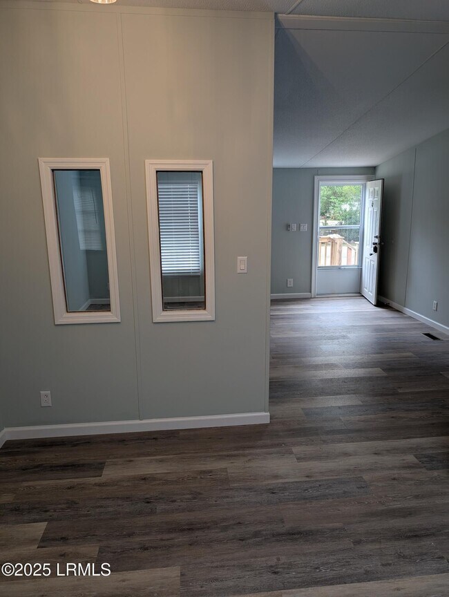 Building Photo - 5 Jillfer Ln