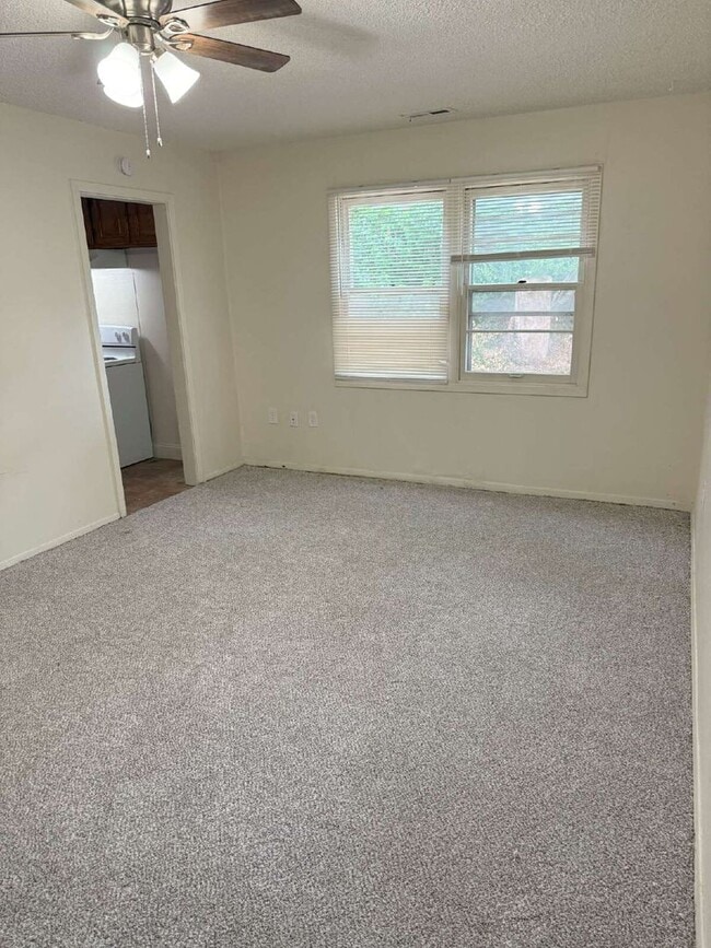 Building Photo - 3 BR 1 BA newly remodeled home!