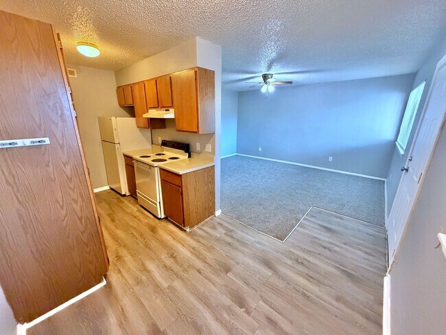Foto del edificio - 1 bedroom - 1 bath Kentucky Pine Apartments - Unit 5801G