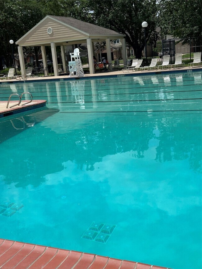 Foto del edificio - 14202 Misty Knoll Ct