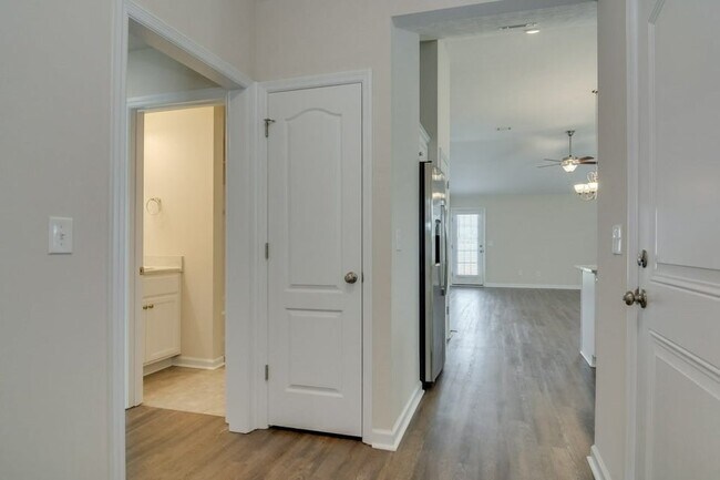 Foto del edificio - 483 Amesbury Dr