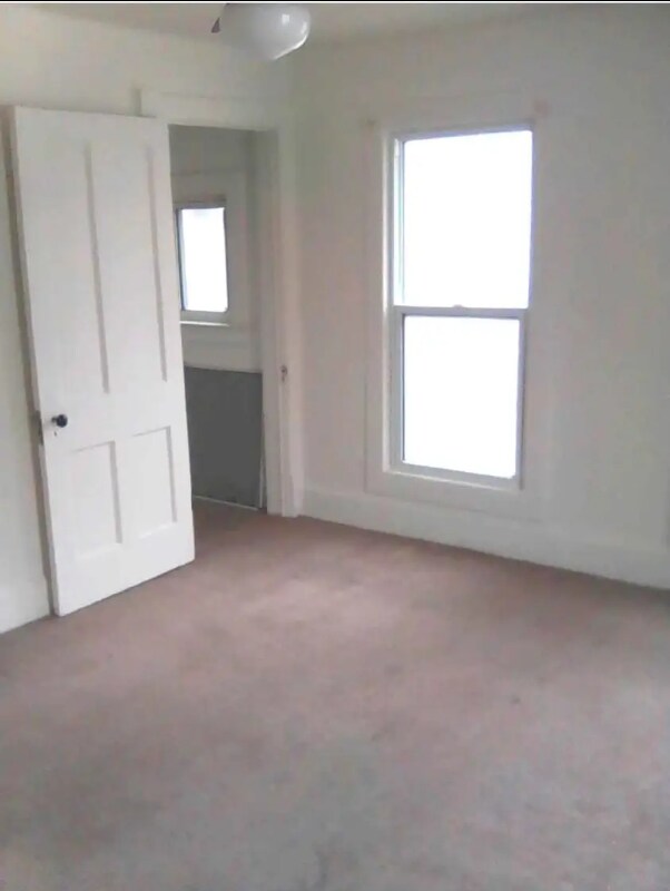 Building Photo - 1421 1/2 W 8th St