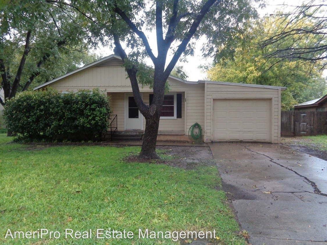 Primary Photo - 3 br, 1 bath House - 3042 GRAND