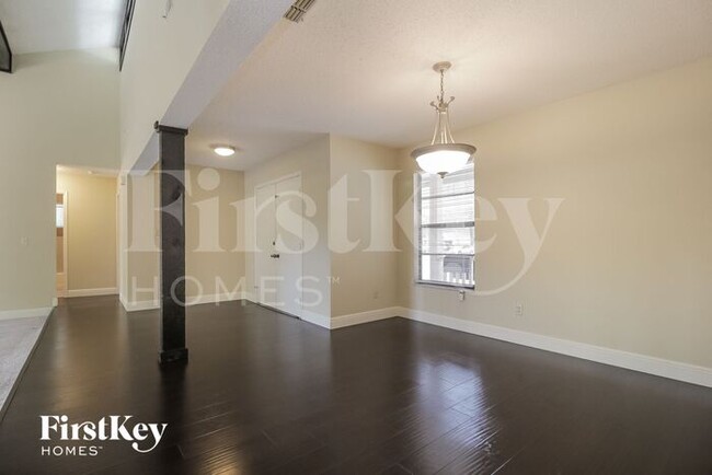 Foto del edificio - 1303 Willow Springs Ct