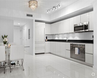 Building Photo - 1010 Brickell Ave