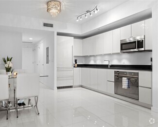 Building Photo - 1010 Brickell Ave