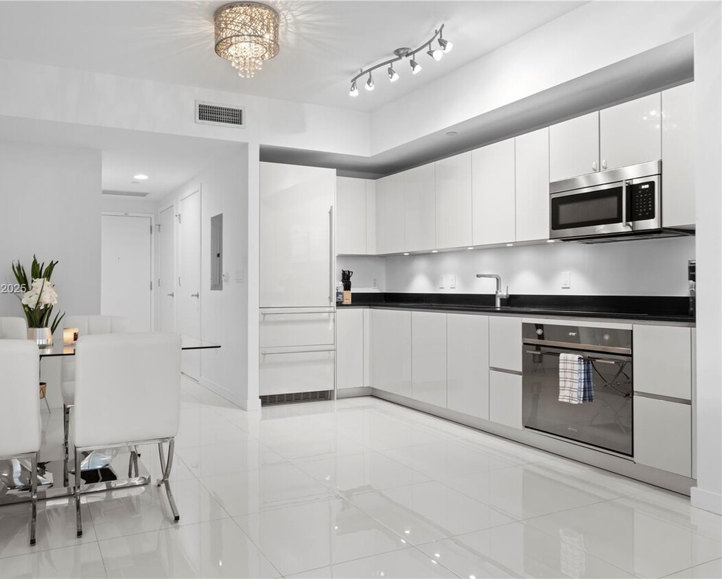 Primary Photo - 1010 Brickell Ave