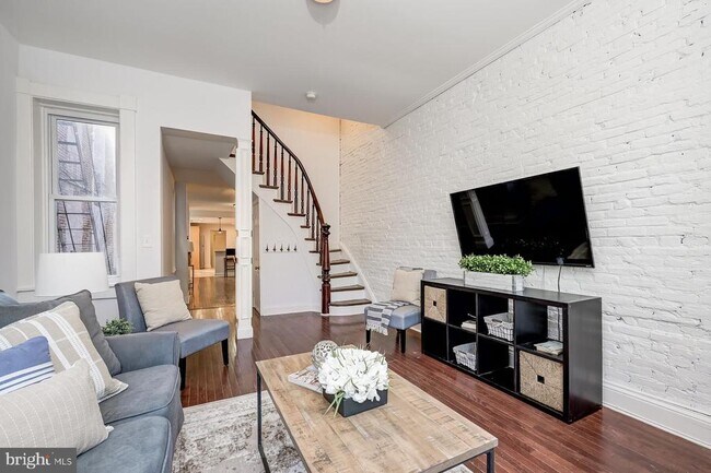 Foto del edificio - 23 N Patterson Park Ave