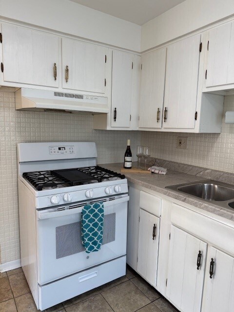 Kitchen - 260 E Lake St