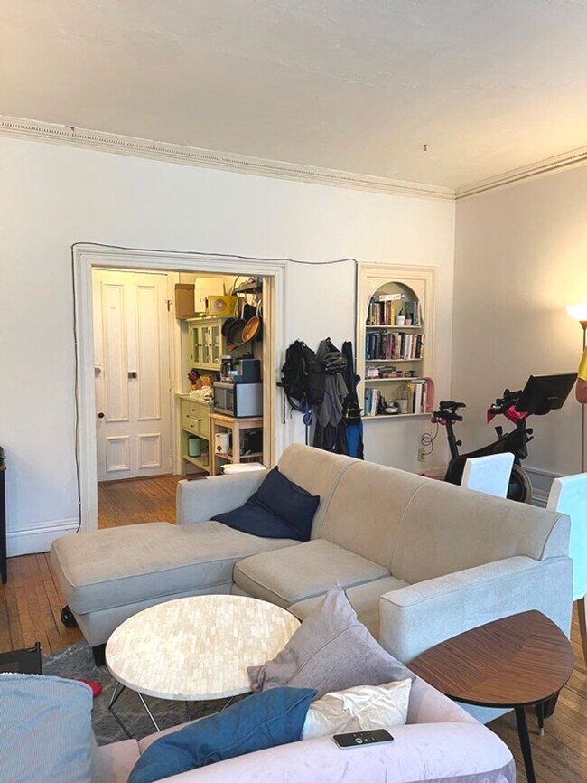 Building Photo - No Brokers Fee, Heat, Hot Water Included, 2 level Unit on Kenmore Sq