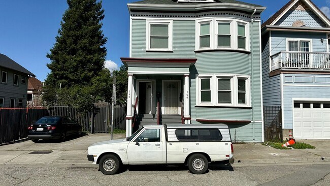 Foto del edificio - Spacious Upper Unit of a Duplex in Downtow...