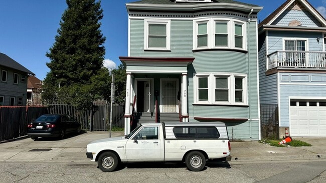 Building Photo - Spacious Upper Unit of a Duplex in Downtow...