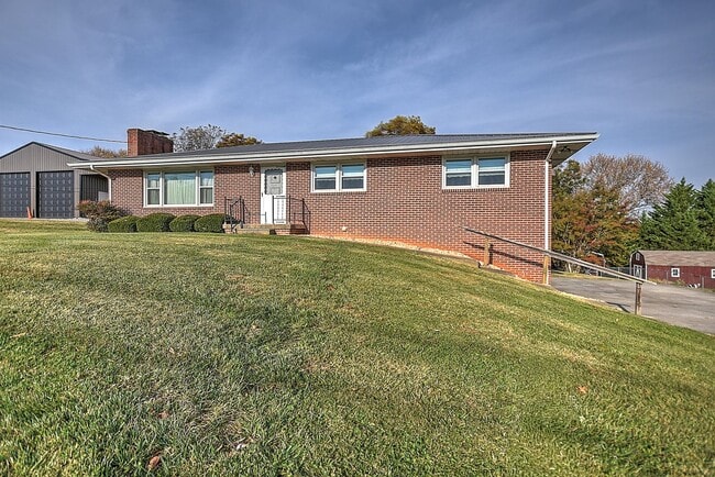 Building Photo - 3 Bedroom / 2 Bath Brick Home with drive under garage