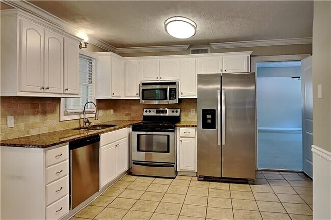 Building Photo - 2406 Southern Oak Dr SW