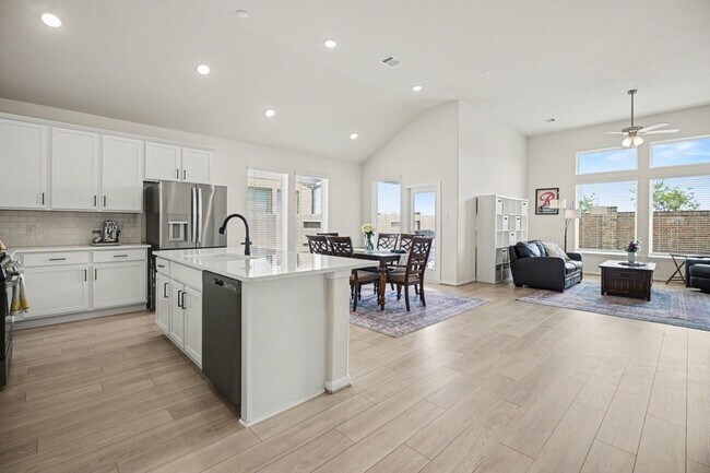 Building Photo - 2214 Lierna Dr