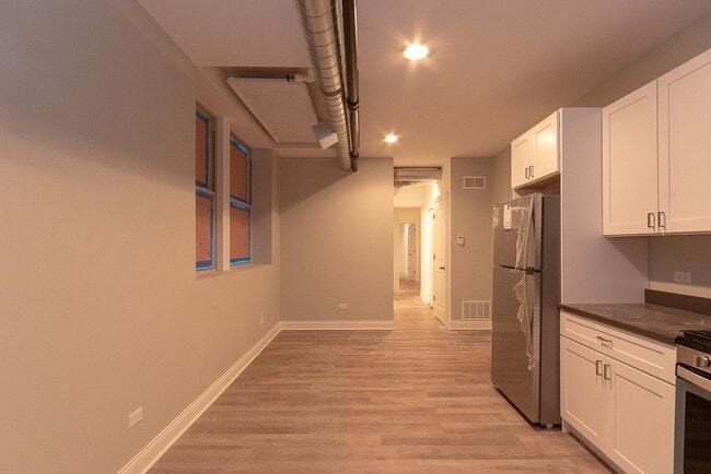 Building Photo - 1369 W Greenleaf Ave