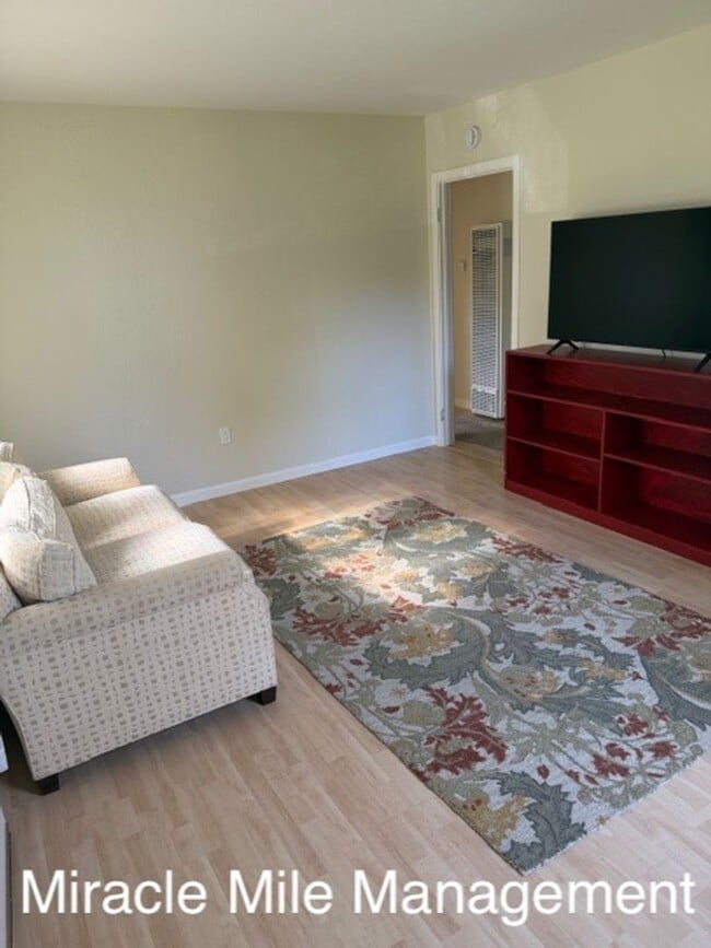 Building Photo - Modern Condo Beautifully Updated