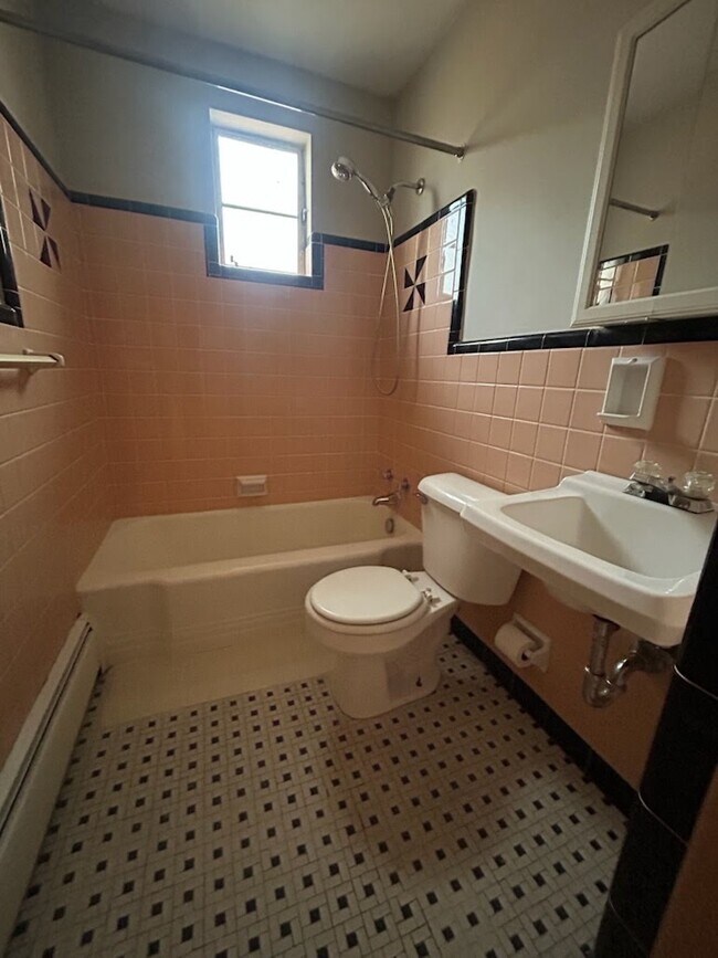 Foto del edificio - 6524 Glade Ave