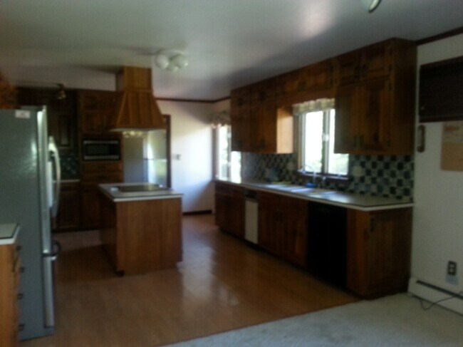 Building Photo - 750 Country Club Rd