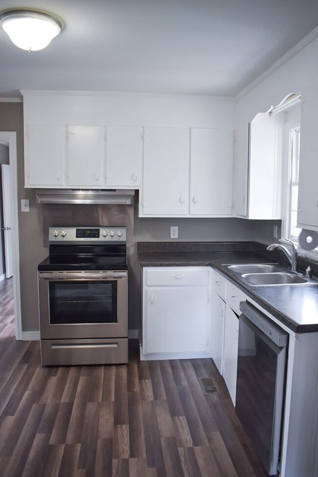 Foto del edificio - Renovated 3 Bed 1.5 Bath with Carport in L...