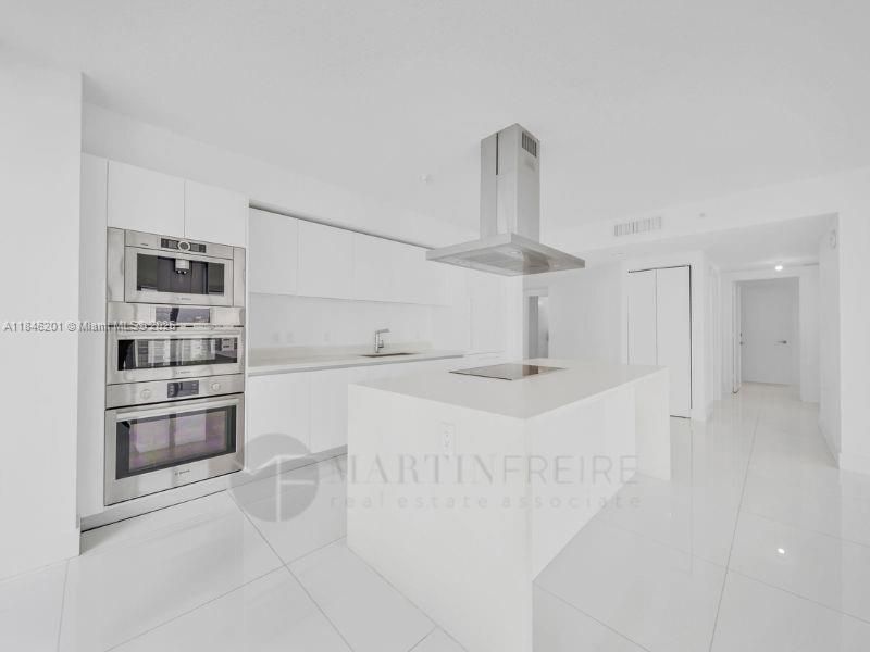 Foto principal - 300 Sunny Isles Blvd