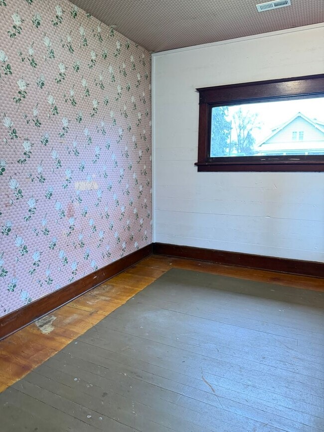 Foto del edificio - Large 2 bedroom 1 bath with bonus room