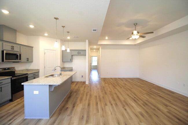 Building Photo - Modern 3-Bedroom Home with Granite Counter...