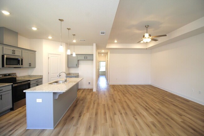 Foto del edificio - Modern 3-Bedroom Home with Granite Counter...