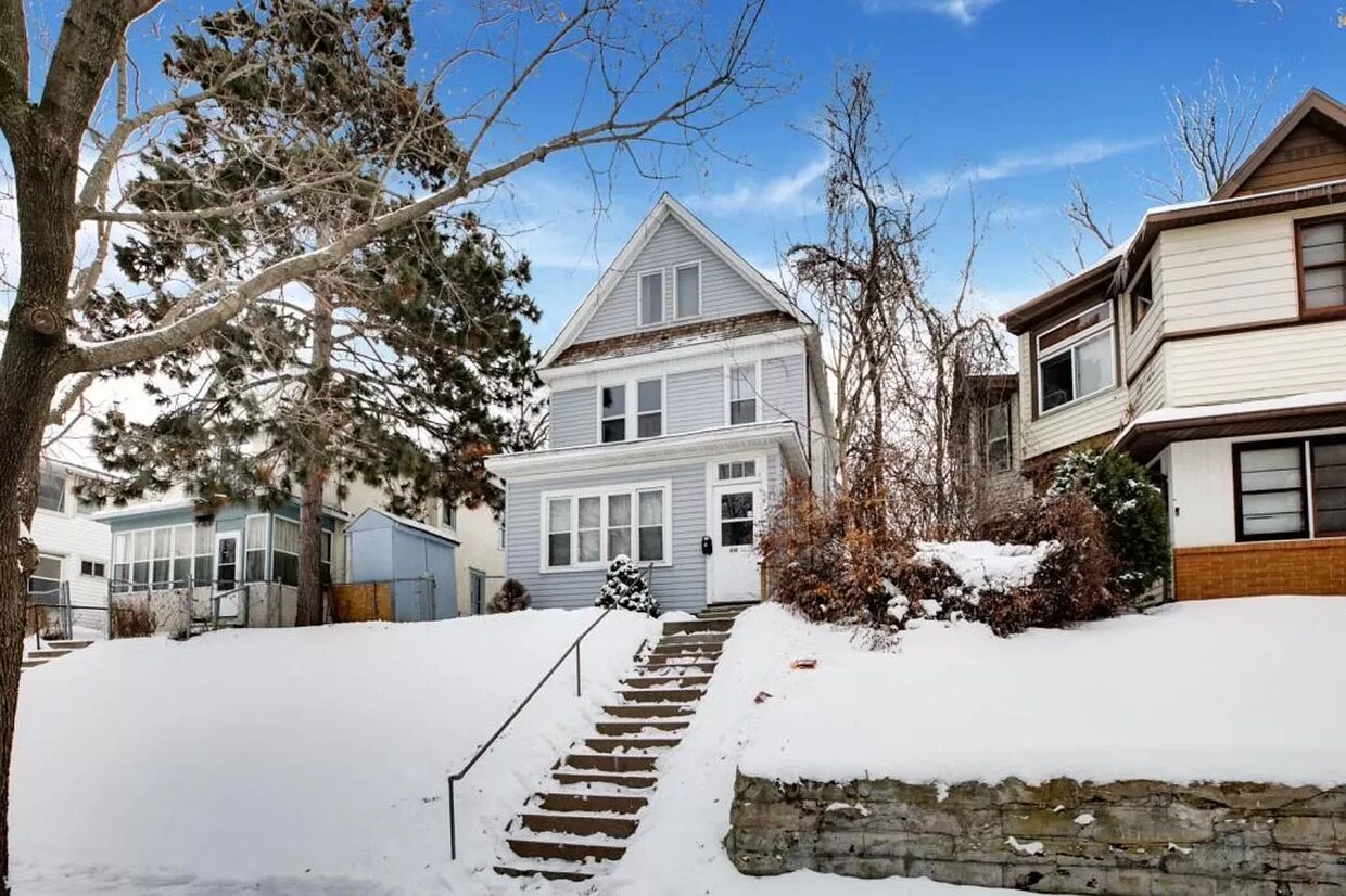 Foto principal - 818 Edmund Ave W