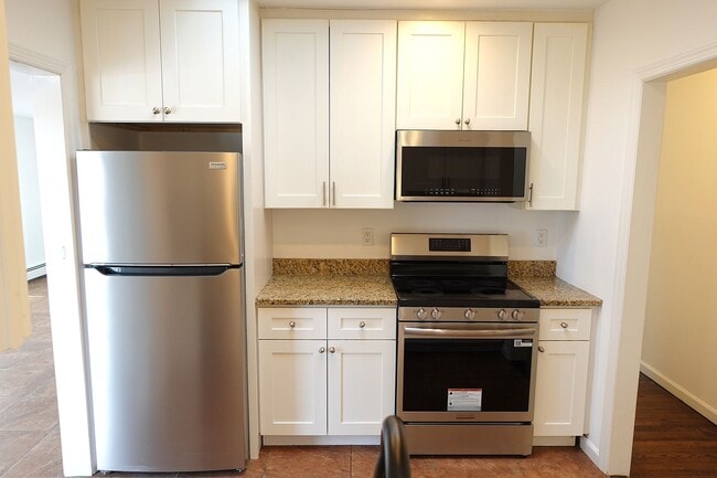 Building Photo - Updated 3 Bedroom / 2 Bath Home